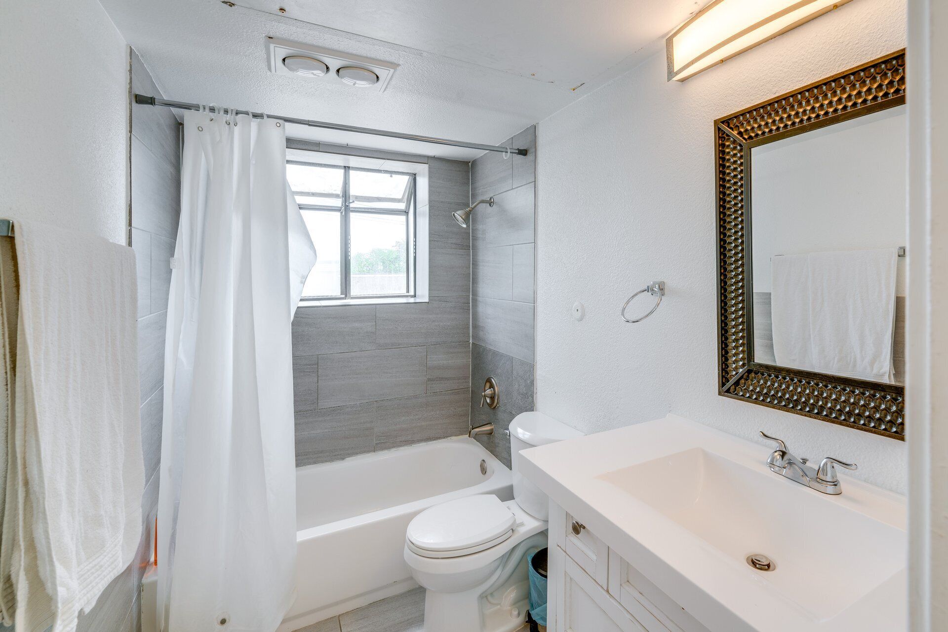Une salle de bain avec une baignoire, des toilettes et un lavabo.