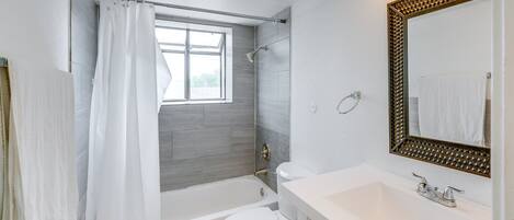 Une salle de bain avec une baignoire, des toilettes et un lavabo.