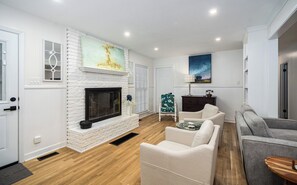 Una Smart TV, videojuegos, un futbolín, libros