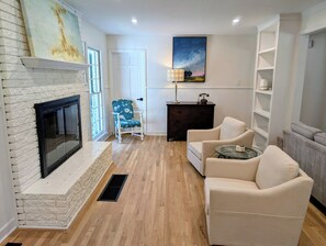 Smart-TV, Videospiele, Tischfußball, Bücher