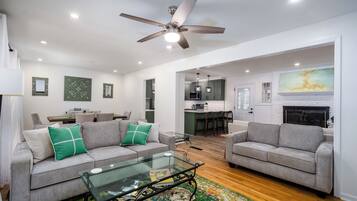 TV connectée, jeux vidéo, baby-foot, livres