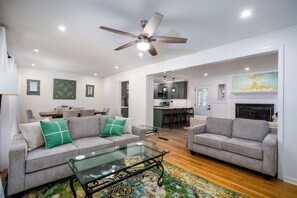 Smart-TV, Videospiele, Tischfußball, Bücher