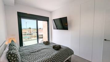 3 bedrooms, iron/ironing board, WiFi, bed sheets