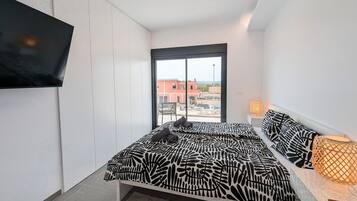 Planxa i posts de planxar, wifi i roba de llit