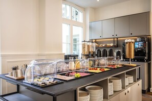 Se ofrece un desayuno bufé todos los días (por un coste adicional)