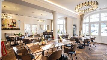 Tägliches Frühstücksbuffet (15 EUR pro Person)