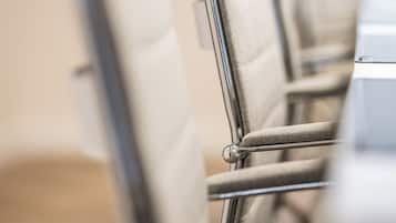 Eine Reihe von Stühlen mit Metallgestellen und gepolsterten Sitzen, die linear angeordnet sind.