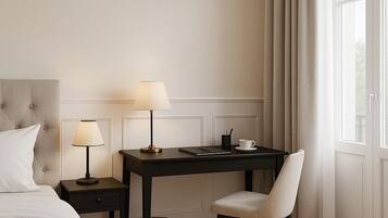 Zimmersafe, Schreibtisch, laptopgeeigneter Arbeitsplatz