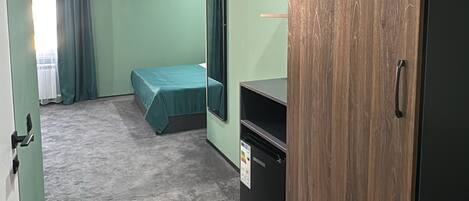 標準雙人房 | 客房內保險箱、書桌、筆電工作空間、熨斗/熨衣板