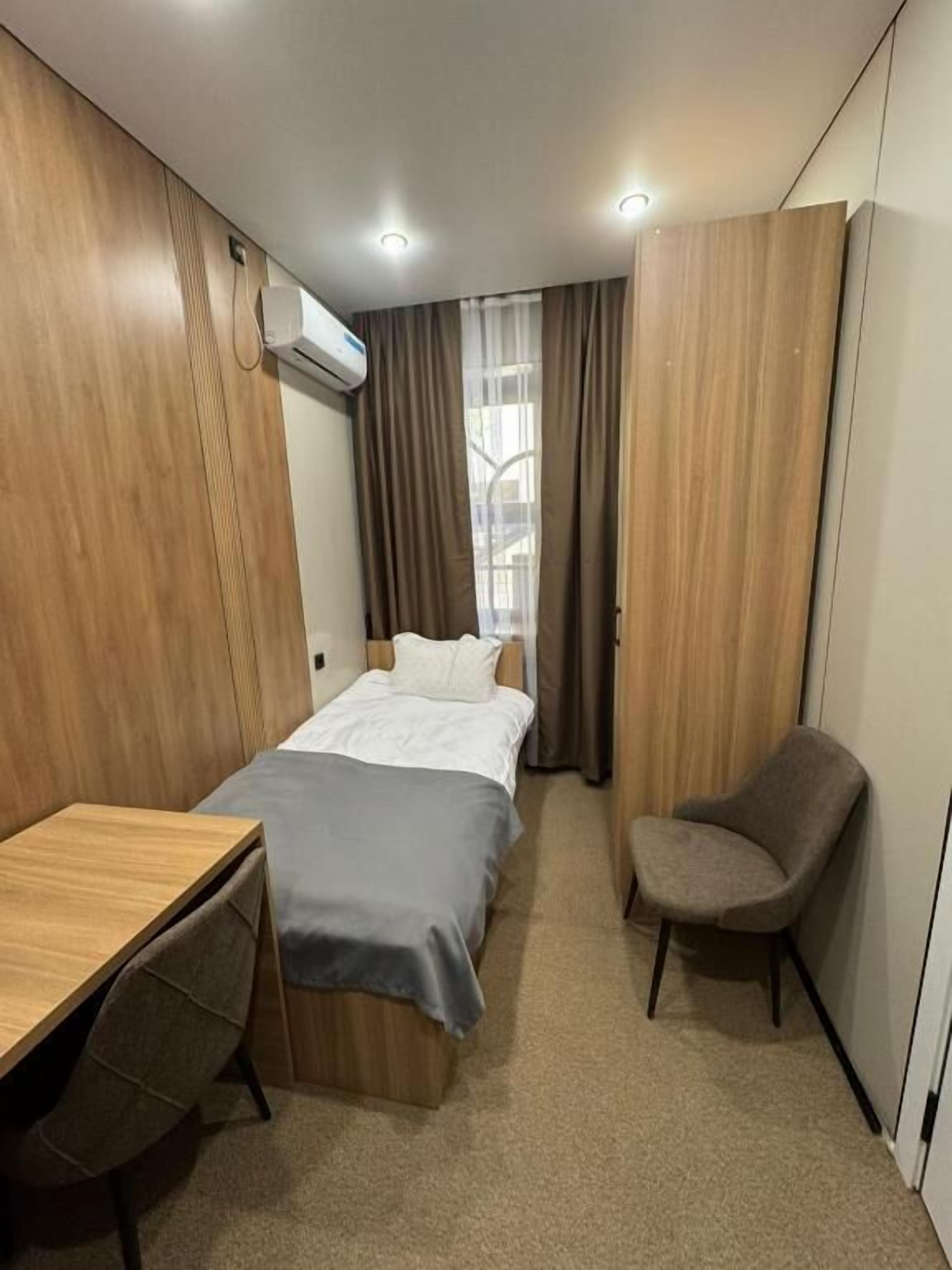 Economy-enkeltværelse | Pengeskab på værelset, skrivebord, arbejdsområde til bærbare computere