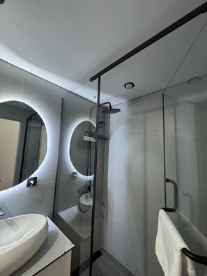 Standard Double Room | Bathroom | Shower, free toiletries, hair dryer, slippers - AIRIS RESIDENCE hotel (Almaty)