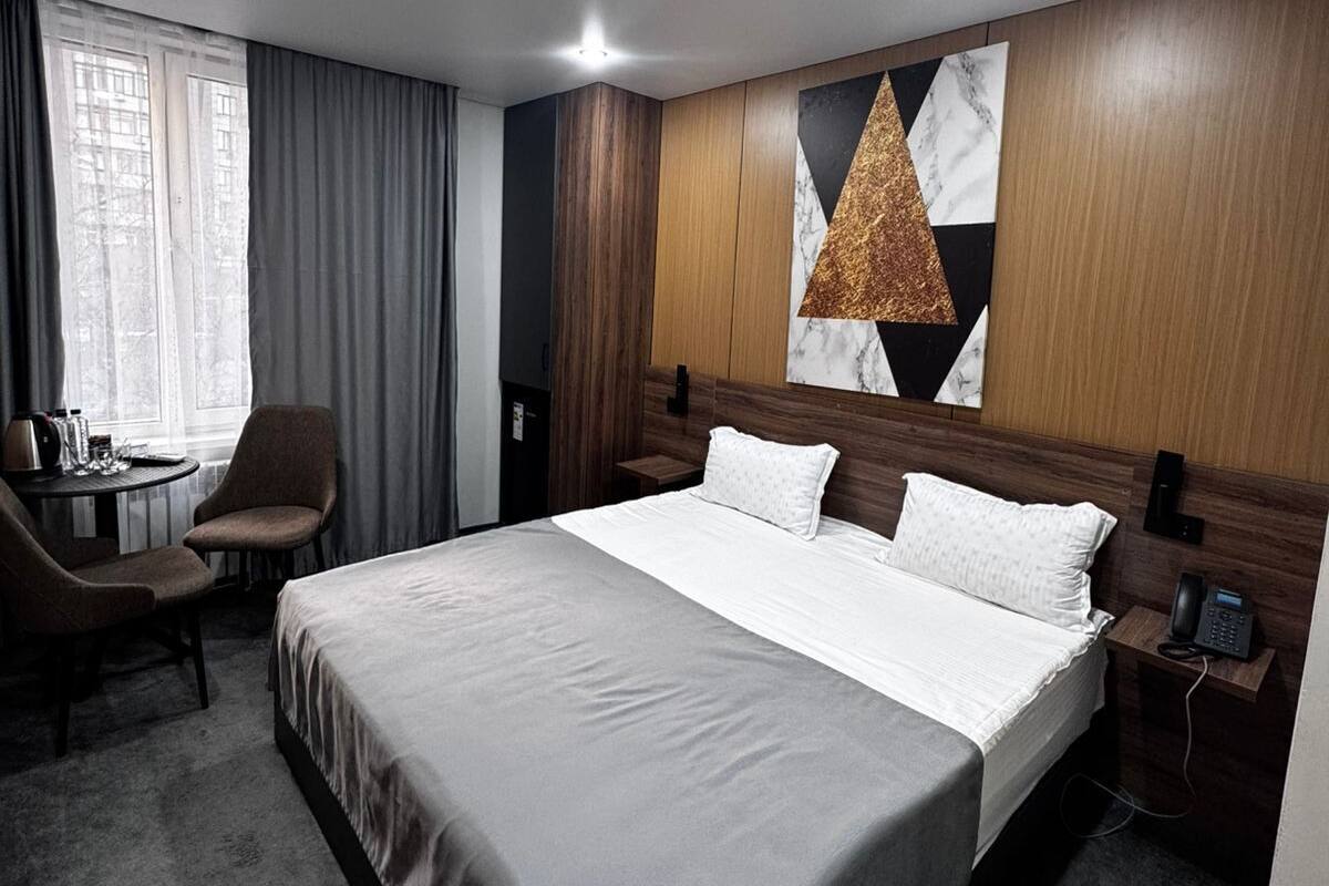 Peti besi dalam bilik, meja, ruang kerja komputer riba