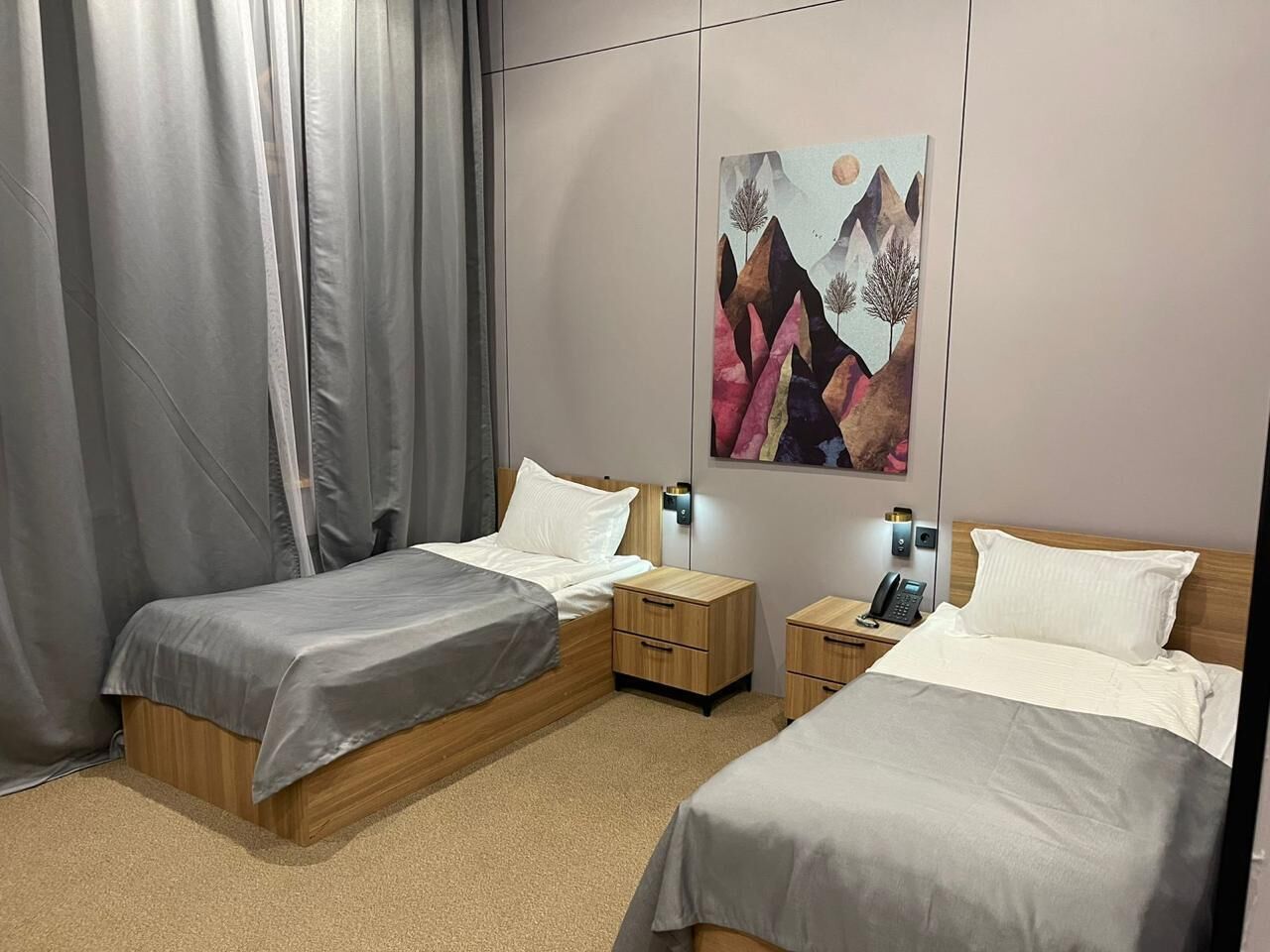 Værelse med 2 enkeltsenge | Pengeskab på værelset, skrivebord, arbejdsområde til bærbare computere