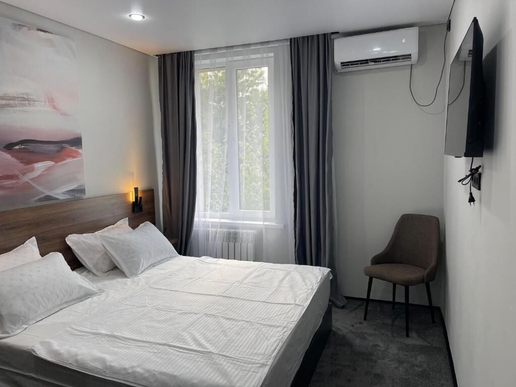 Standard-dobbeltværelse | Pengeskab på værelset, skrivebord, arbejdsområde til bærbare computere