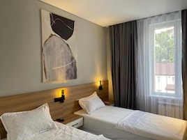 Habitación con 2 camas individuales | Caja fuerte, escritorio, espacio para trabajar con un portátil