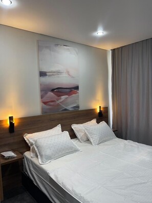 Kahden hengen standard-huone | Tallelokero huoneessa, työpöytä