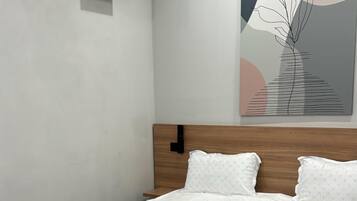 Standard-Doppelzimmer | Badezimmer | Dusche, kostenlose Toilettenartikel, Haartrockner, Hausschuhe