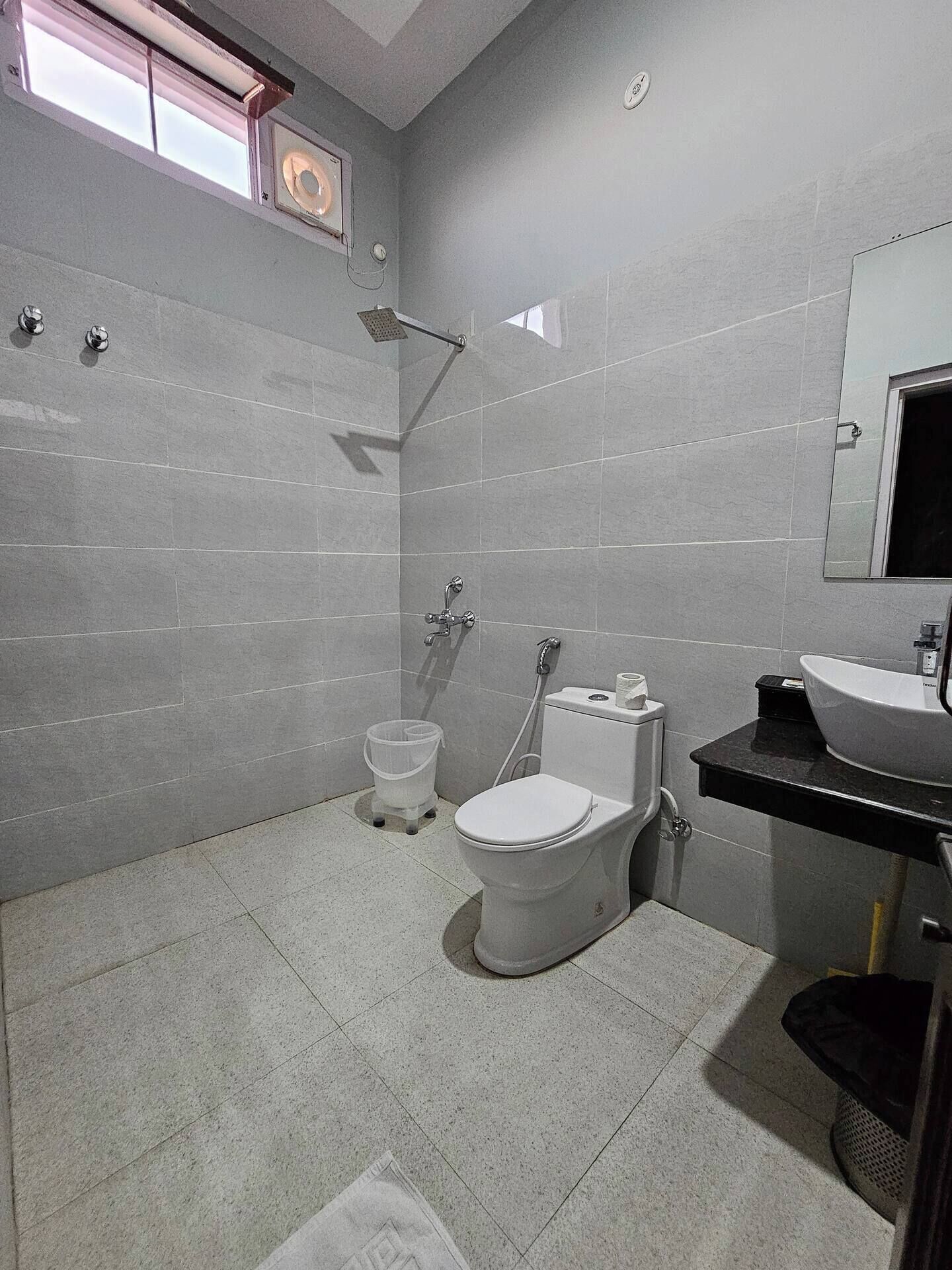 Douche, serviettes fournies, papier toilette