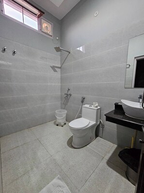 Dusche, Handtücher, Toilettenpapier