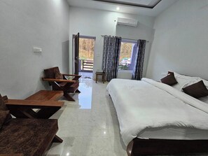 4 bedrooms, WiFi, bed sheets - Four Private Rooms: Stay with Award-Winning Guide (Teda)