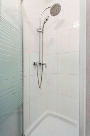 Secador de cabelo, toalhas de banho
