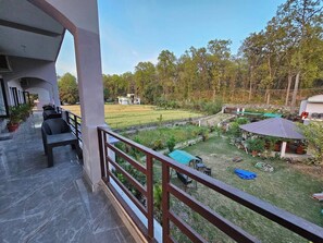 Property grounds - Two Spacious Rooms w/ Balcony in Naturalist's Home (Teda)