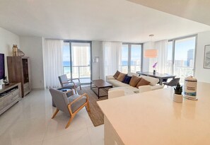 TV - Luxury 3-BR Apartment with Stunning City (Hallandale Beach)