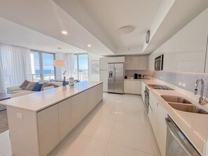 Fridge, coffee/tea maker, cookware/dishes/utensils - Luxury 3-BR Apartment with Stunning City (Hallandale Beach)