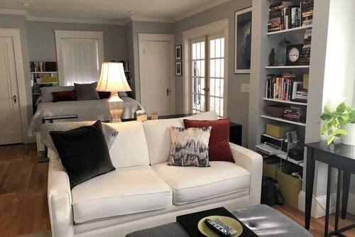 Studio in historic East Greenwich, walk to town, close to beaches & Newport