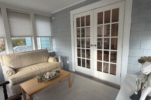 Télévision, livres, médiathèque, chaîne hi-fi