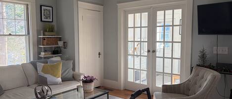 Smart-TV, bøker, musikkbibliotek og stereoanlegg