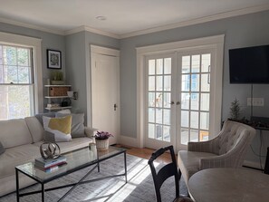 Smart TV, books, music library, stereo - Studio in historic East Greenwich, walk to town, close to beaches & Newport (East Greenwich)