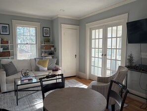 Smart TV, libros, biblioteca musical y estéreo 