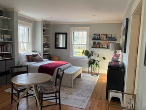 1 bedroom, free WiFi, bed sheets - Studio in historic East Greenwich, walk to town, close to beaches & Newport (East Greenwich)