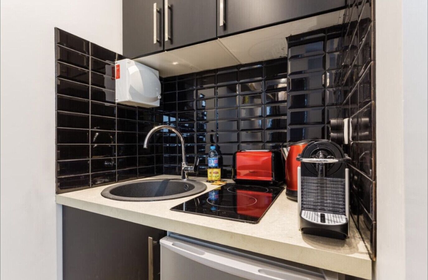 Kaffe- och tebryggare, grytor/köksredskap och matbord