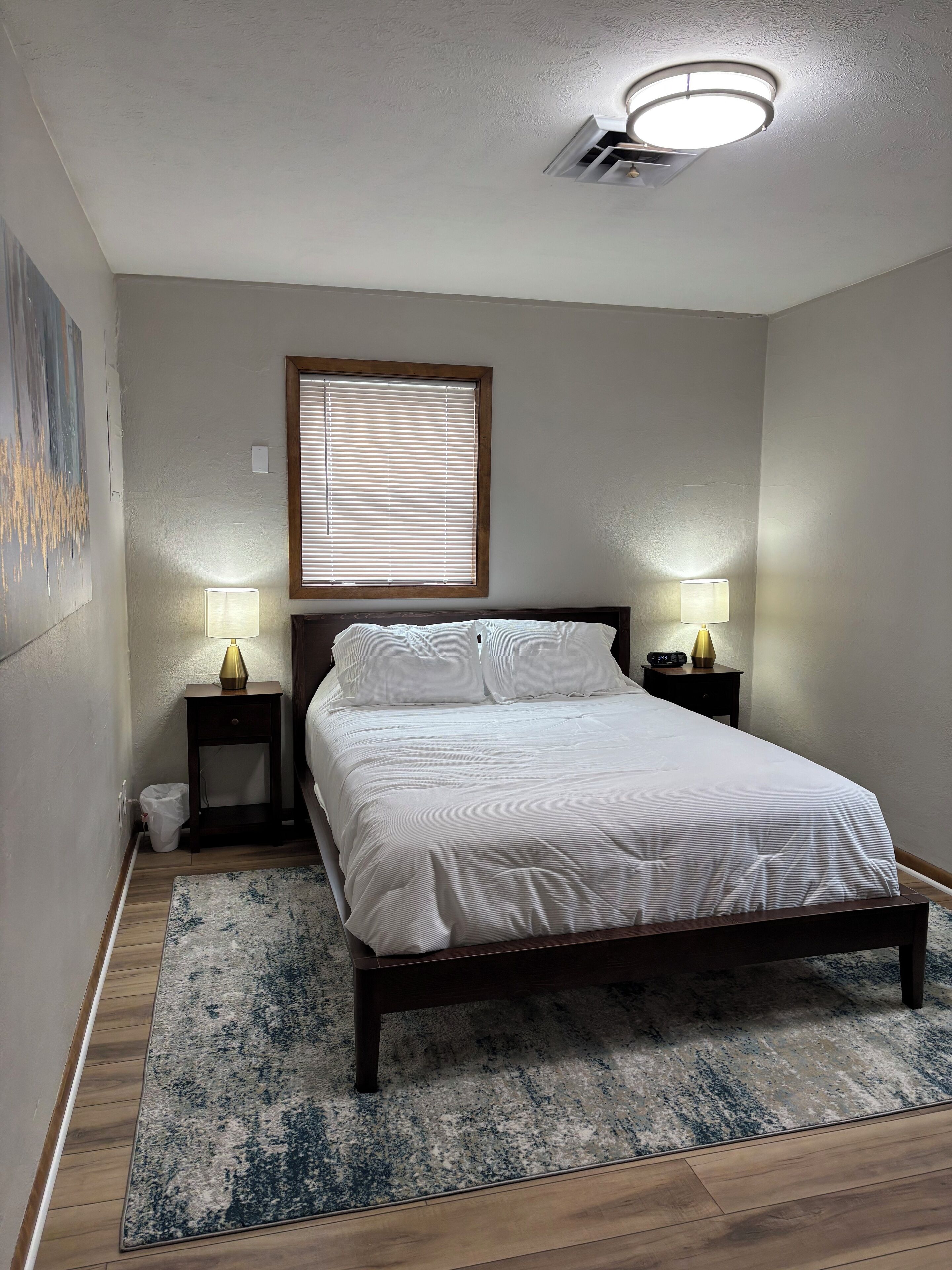 Tabla de planchar con plancha, wifi y ropa de cama 