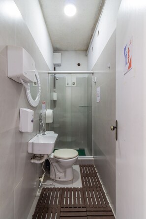 Shower - Hostel Leblon - 4-bed mixed shared room (Rio de Janeiro)