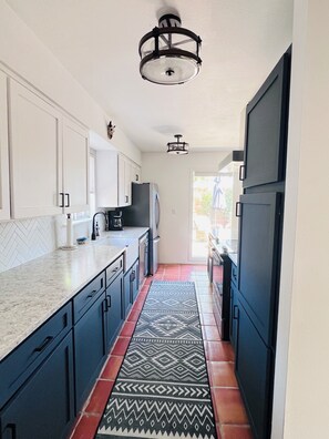 Kylskåp, mikrovågsugn, ugn och spishäll