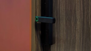Eine Tür mit einem modernen elektronischen Schließsystem.