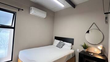 Basic-Studio | Schreibtisch, laptopgeeigneter Arbeitsplatz, kostenloses WLAN