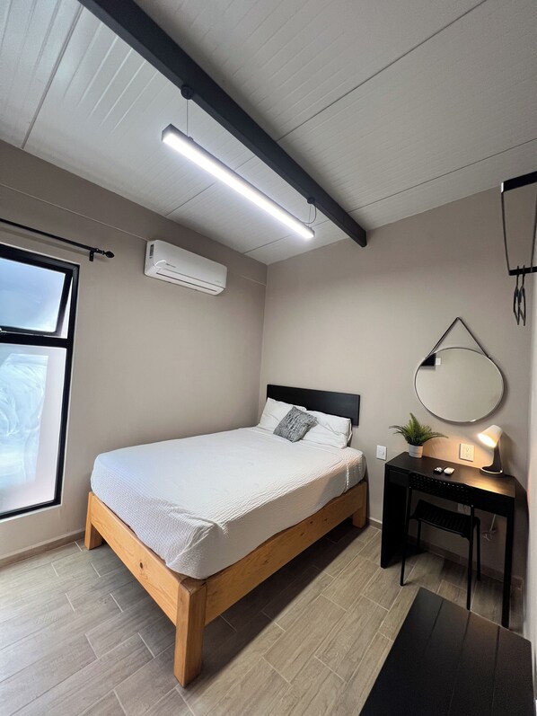 Basic Studio | Desk, laptop workspace, free WiFi - Urban Beds Expo Guadalajara (Guadalajara)