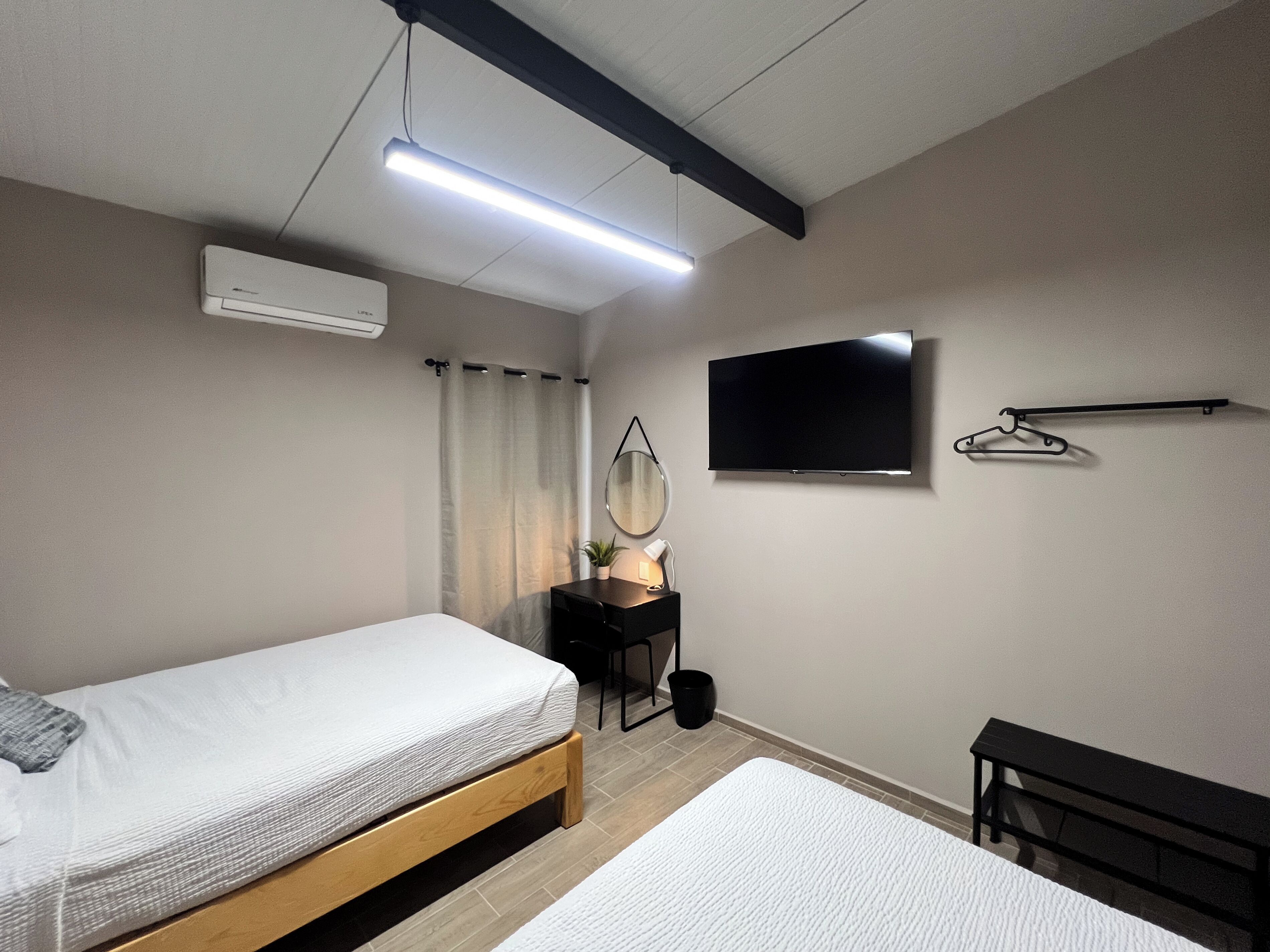 Bureau, espace de travail pour ordinateur portable, Wi-Fi gratuit