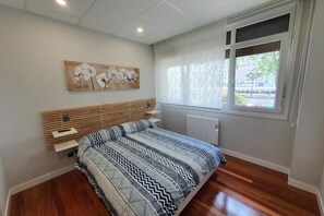 Iron/ironing board, WiFi, bed sheets - 🌿 Cozy Private Room with En-Suite Next to the Guggenheim Museum (Bilbao)