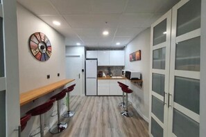 Private kitchen - 🌿 Cozy Private Room with En-Suite Next to the Guggenheim Museum (Bilbao)