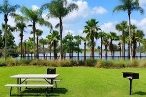 Outdoor dining - Modern 4BR Resort Townhome near Universal (Orlando)