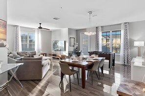 TV - Modern 4BR Resort Townhome near Universal (Orlando)