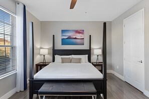 4 bedrooms, iron/ironing board, Internet, bed sheets - Modern 4BR Resort Townhome near Universal (Orlando)