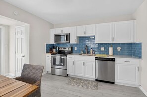 Ev, Birden Çok Yatak, Veranda, Bahçe Manzaralı (Delray Daydream) | Özel mutfak