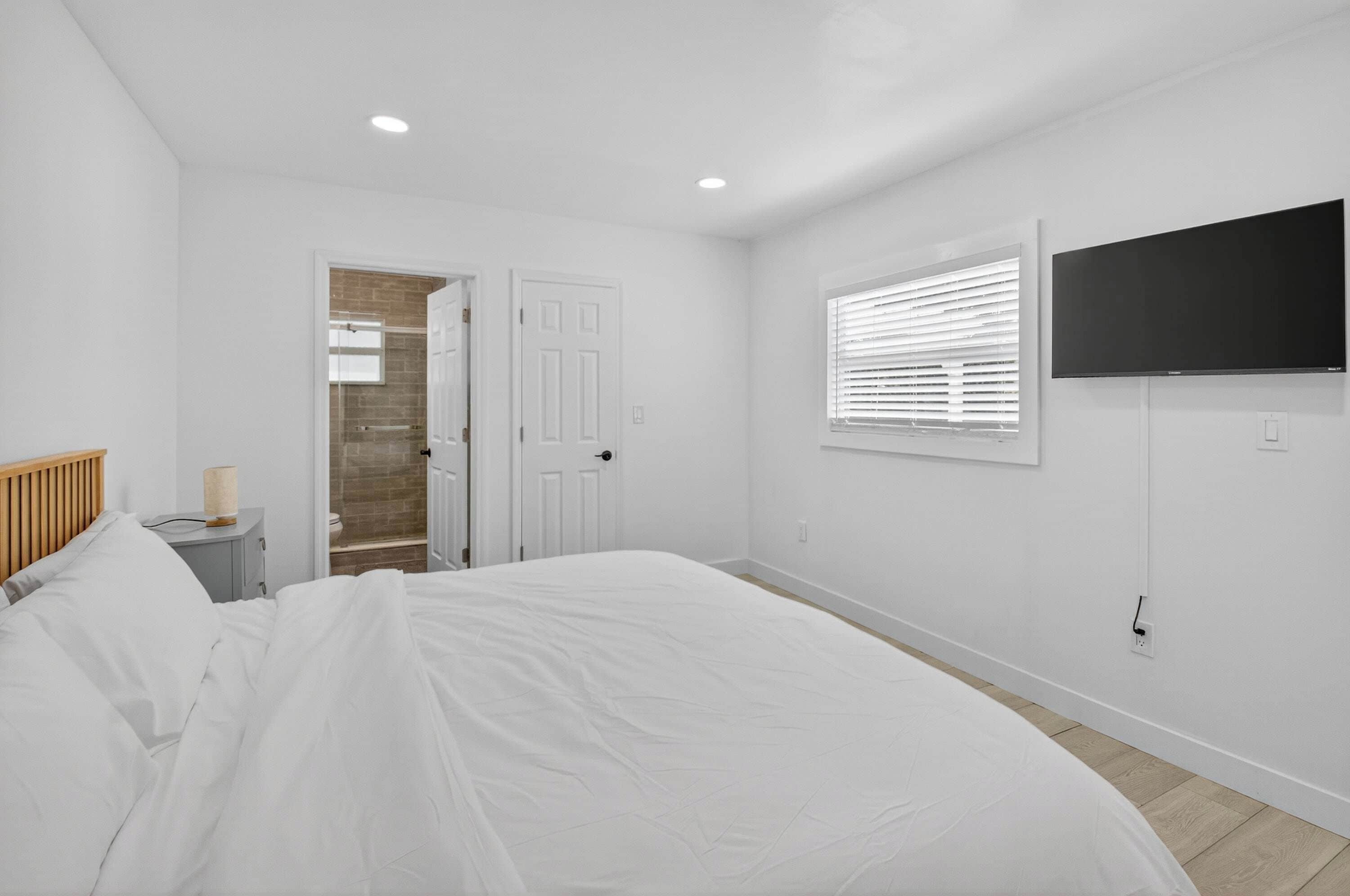 House, Multiple Beds, Patio, Garden View (Delray Daydream) | 3 bedrooms, individually decorated, individually furnished, bed sheets