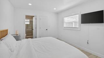 House, Multiple Beds, Patio, Garden View (Delray Daydream) | 3 bedrooms, individually decorated, individually furnished, bed sheets